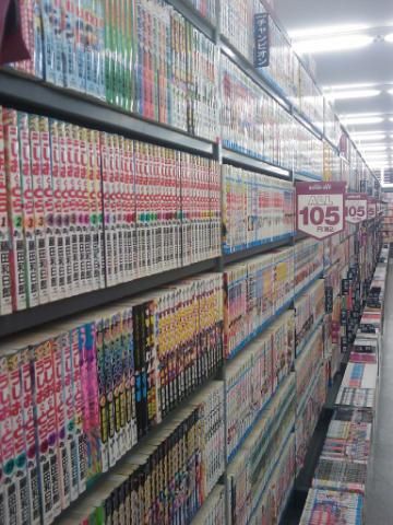Las estanterías de manga de un BOOKOFF.
